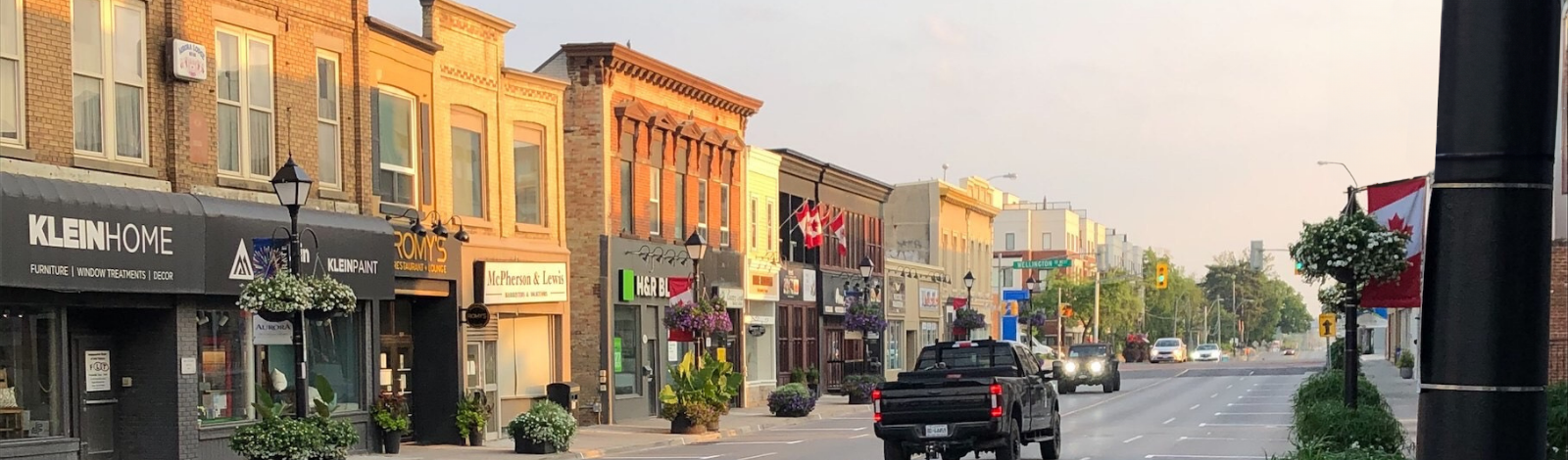 Downtown Aurora looking up Yonge St and local businesses