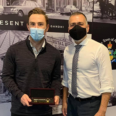 Barclay Goodrow and Mayor Tom Mrakas at the Mayor's office, with the key Barclay Goodrow and Mayor Tom Mrakas, posing with the key. They both have masks on.
