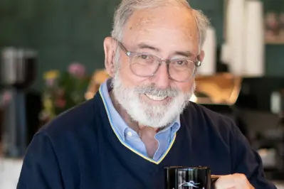 Picture of an man with a white beard and glasses